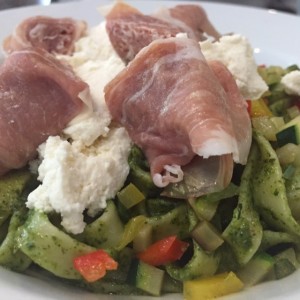 Pasta al pesto con Prosciutto