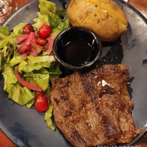 filete de res Con ensalada y papa hervida