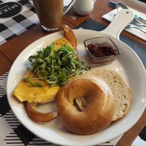 Bagel con tocino, omelet y salsa de sun dried tomatoes