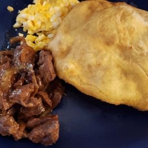 bistec con huevo y hojaldre