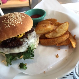 Hamburguesa asiatica con papas rusticas