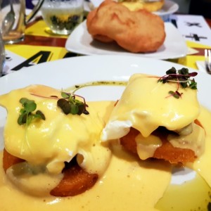 Huevos Benedictos y hojaldre