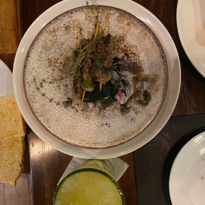 Bruschetta de Portobello Asado, Tapenade de Kalamata y Relish de Alcaparra