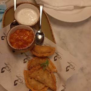 Empanadas de Cordero, Chutney de Mango con Miso y Salsa Raita