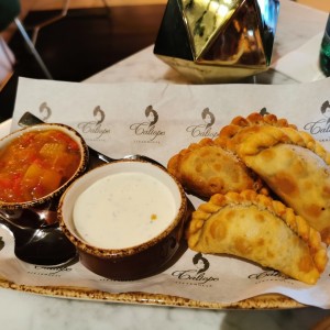 Empanadas de Cordero, Chutney de Mango con Miso y Salsa Raita