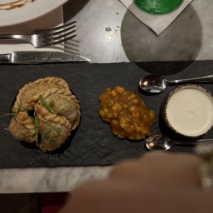 Empanadas de Cordero, Chutney de Mango con Miso y Salsa Raita