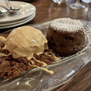 Fondant de Chocolate 65% con Helado de Dulce de Leche, Caramelo Salado y Pimienta de Sichuan