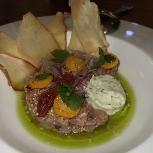 Tartare de Wagyu, Ajo Blanco, Kale y Crocante de Yuca