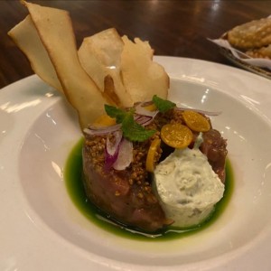 Tartare de Wagyu, Ajo Blanco, Kale y Crocante de Yuca