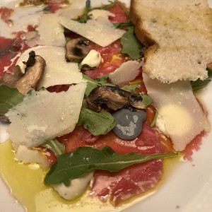 Carpaccio de Res, Creminis Asados, Parmesano D.O.P., y Mayonesa de Trufa Negra