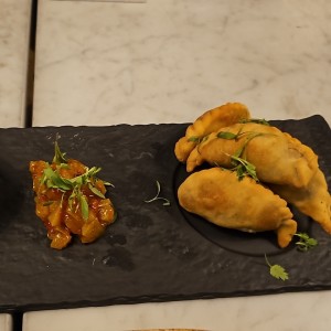 Empanadas de Cordero, Chutney de Mango con Miso y Salsa Raita