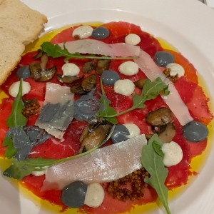 Carpaccio de Res, Creminis Asados, Parmesano D.O.P., y Mayonesa de Trufa Negra