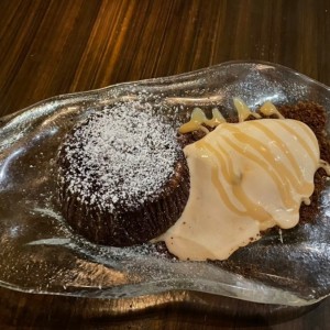 Fondant de Chocolate 65% con Helado de Dulce de Leche, Caramelo Salado y Pimienta de Sichuan