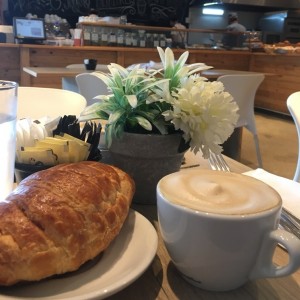 Croissant con Cafe