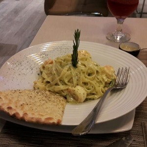 Pasta alfredo con camarones 