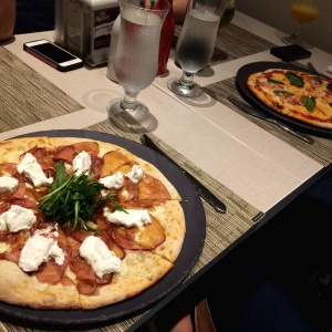 Pizza de manzana, miel y queso de cabra. Pizza matricciana paparazzi