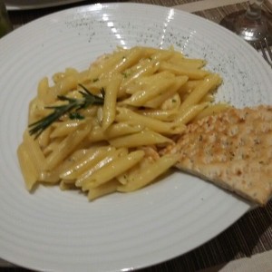 Pasta alfredo con camarones