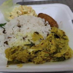 bacalao, arroz con coco, ensalada de papas, tajadas