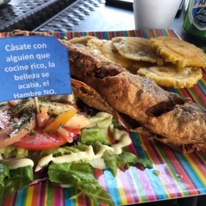 pescado frito con patacones y ensalada