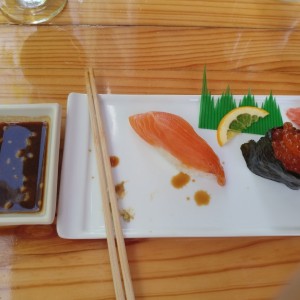 nigiri de salmon y ikura