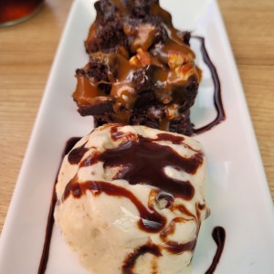 Brownie con helado 