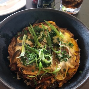 bowl de arroz con cerdo, hongos y huevo. 