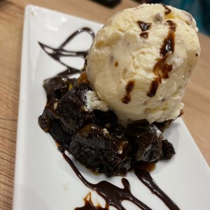 Brownie con helado 