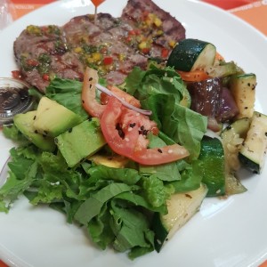 carne a la parrilla con ensaladas