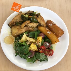 Pollo con Vegetales, Ensalada Primavera y Platano con almendras 