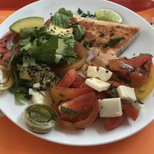 Salmon con ensalada 