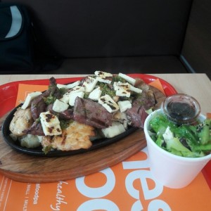 Parrillada Chimichurri con ensalada griega