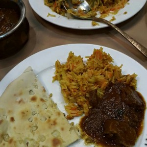 samosas, cordero y arroz de vegetales