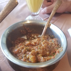 baigan bharta y mango lassi