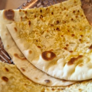 Accompaniment - Naan con Ajo