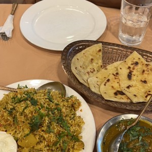 Arroz con vegetales, pan con ajo y cordero