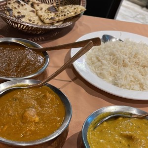 82. Butter Chicken, Chicken tikki masala, cordero curry, basmati rice y naan