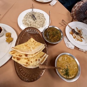 Butter Chicken, Naan, Berenjenas y arroz 