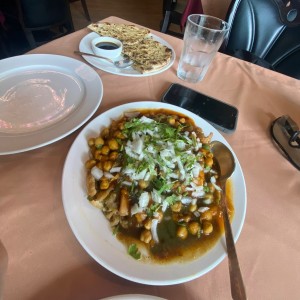 Accompaniment - Naan con Ajo y garbanzo con salsa de tamarindo