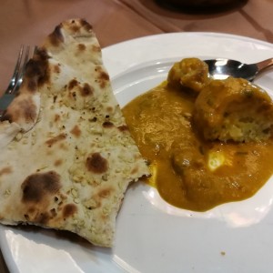 malai kofta con naan de ajo