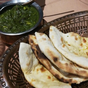 Saag Chicken (Pollo en salsa de espinaca) y Naan de ajo