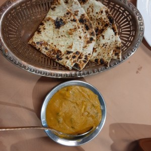  Butter Chicken y Naan con Ajo