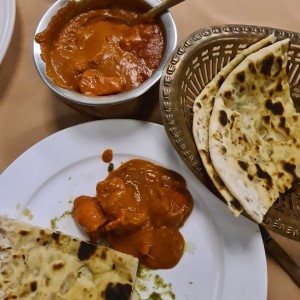 Pollo Tikka Masala cremoso con Naan de cebolla