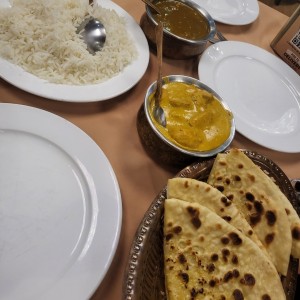 Butter Chicken- Mutton Curry - Naan con ajo - Basmati Rice