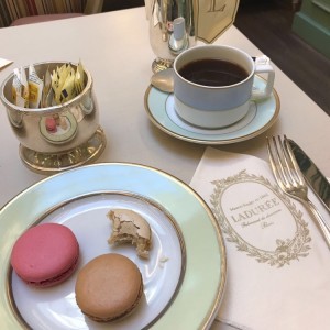 macarons con cafe