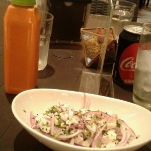 ceviche de pescado y jugo orangesmash