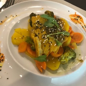 corvina al vapor con vegetales