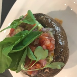 hongo portobelo relleno de aguacate y pico de gallo, delicia!