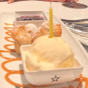 Wanton de Queso y Dulce de Leche con Helado