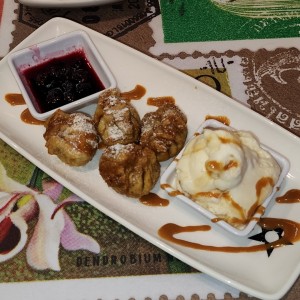 Wanton de Queso y Dulce de Leche con Helado