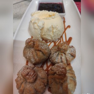 Wonton de Queso y dulce de leche con Helado de vainilla ?